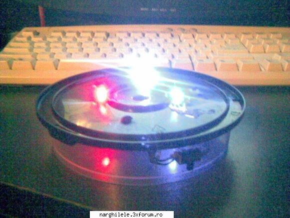 luminare vas :
- carcasa cd/dvd de 10 bucati (mai mare poate deveni 3 leduri (culori la alegere)
-