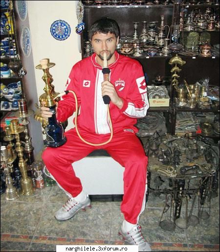 ziceti daca e posibil... fotbalist cu asta e de coma.. si are si scule bune ia uitati-va.